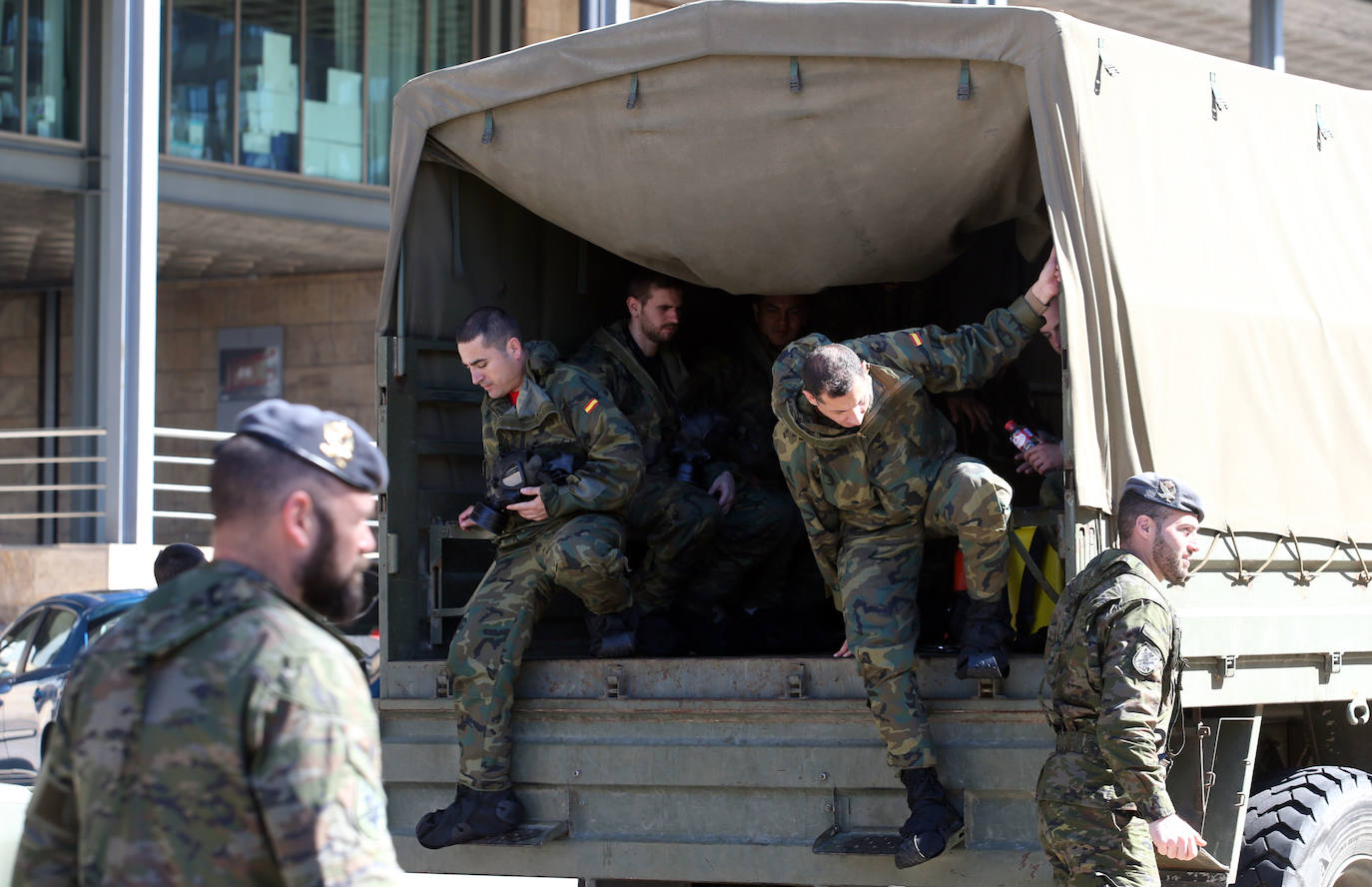 El Ejército ha vuelto a desplegarse en varias zonas del Principado de Asturias para apoyar en las labores de desinfección frente al coronavirus. 