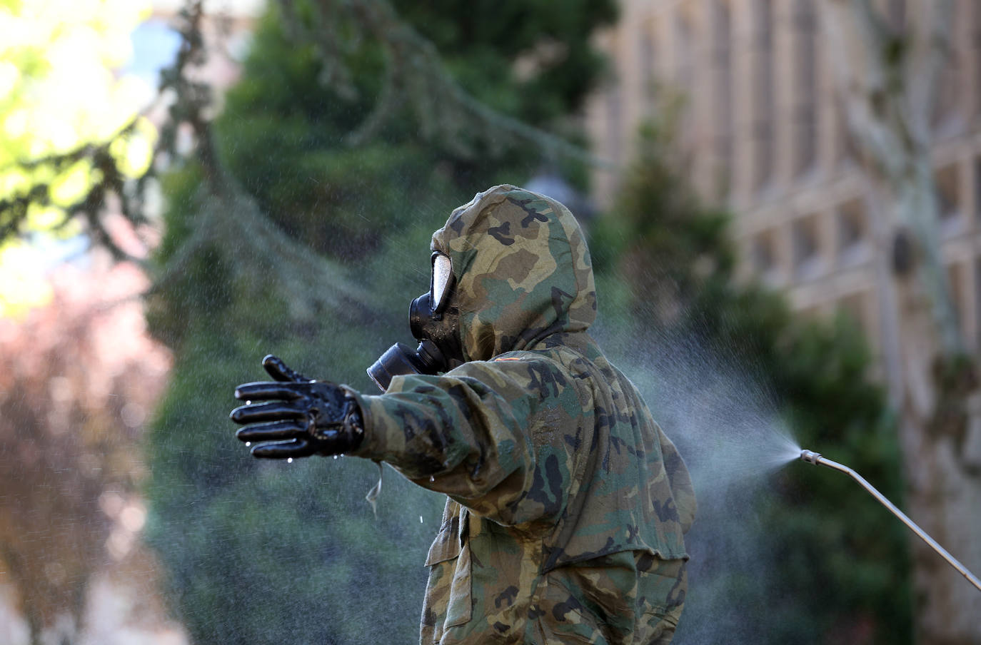 El Ejército ha vuelto a desplegarse en varias zonas del Principado de Asturias para apoyar en las labores de desinfección frente al coronavirus. 