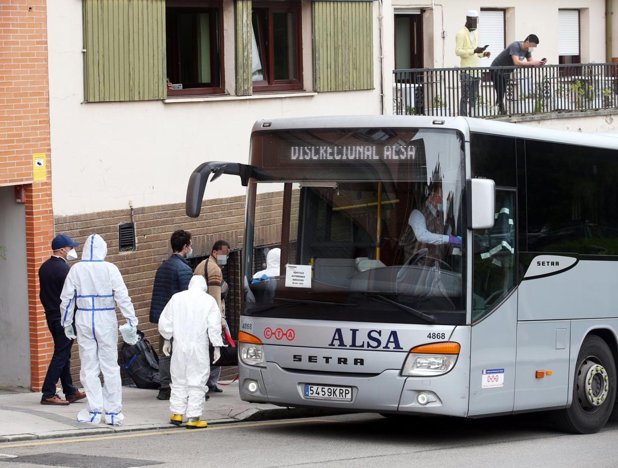 El albergue Cano Mata durante el traslado de personas sin hogar a Gijón el pasado 20 de marzo. 