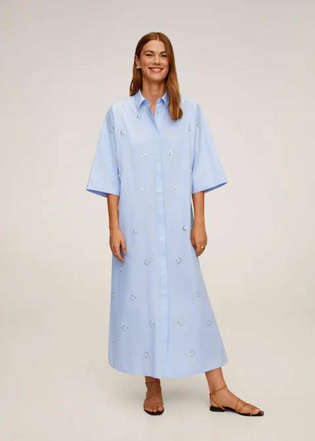 Vestido camisero con detalles bordados en azul celeste de Mango, 49,99 euros.