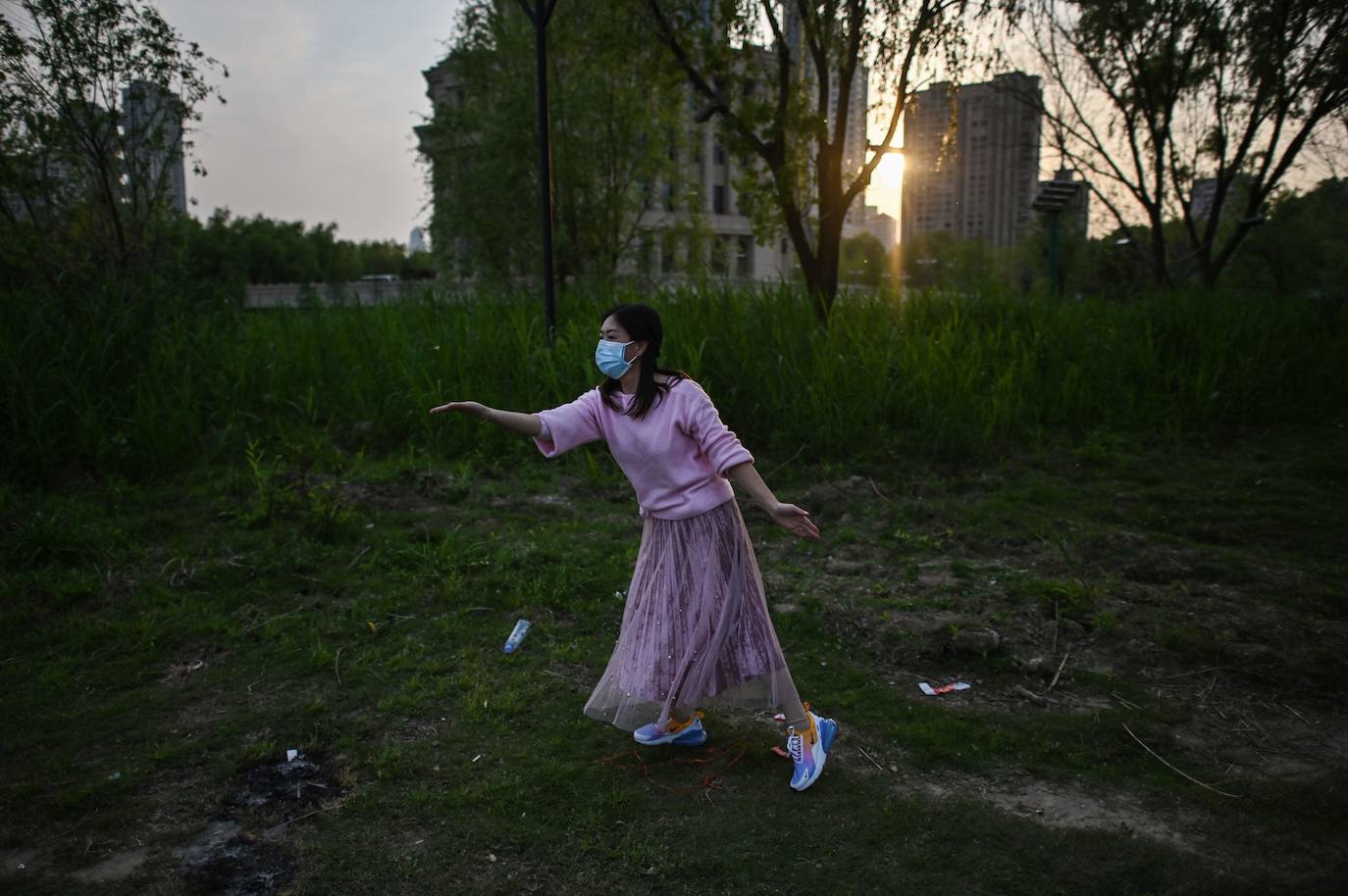 En Wuhan, ciudad china donde comenzó la pandemia, se han levantado las restricciones que mantuvieron cerrada la urbe durante 76 días y poco a poco se va recuperando la normalidad