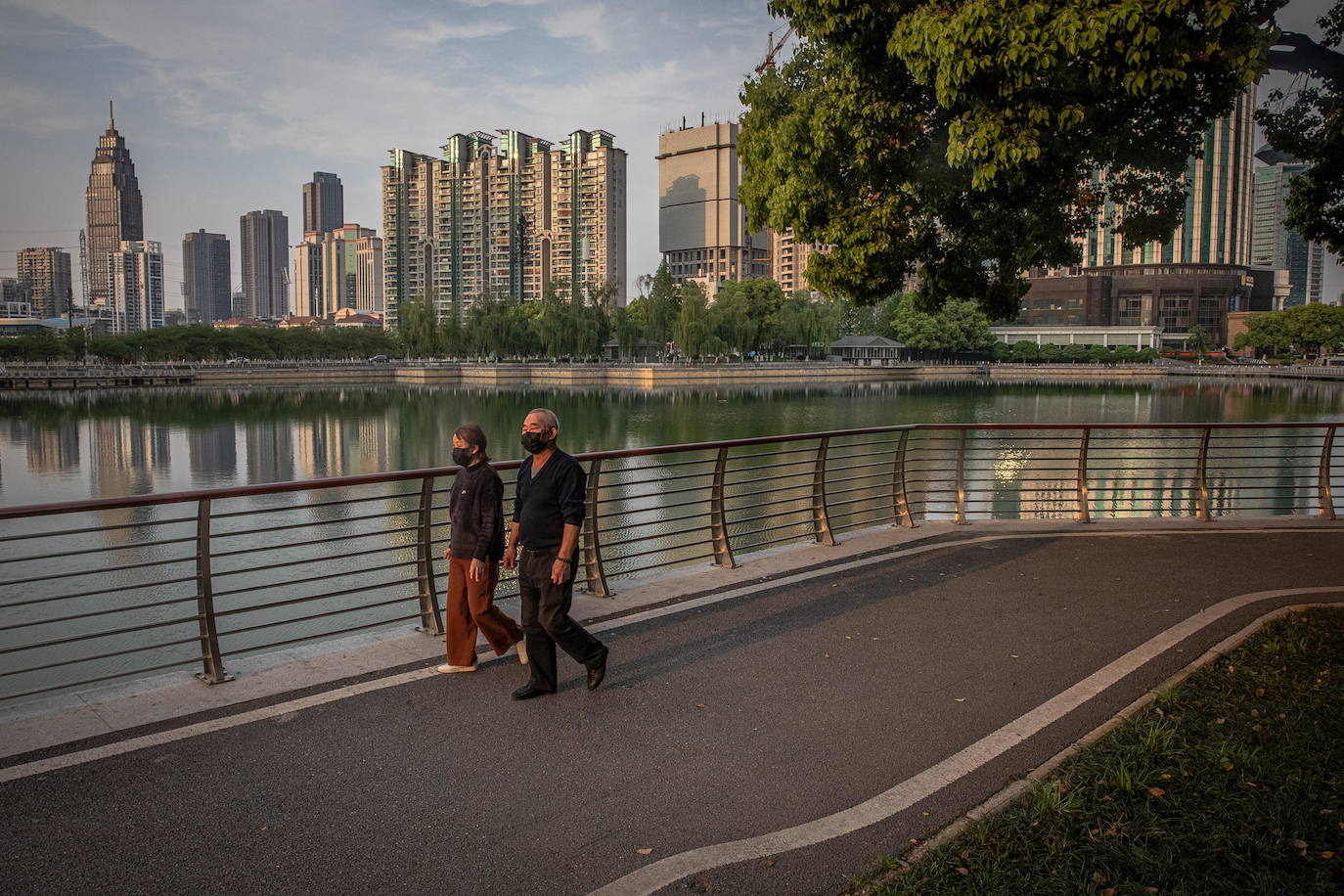 En Wuhan, ciudad china donde comenzó la pandemia, se han levantado las restricciones que mantuvieron cerrada la urbe durante 76 días y poco a poco se va recuperando la normalidad