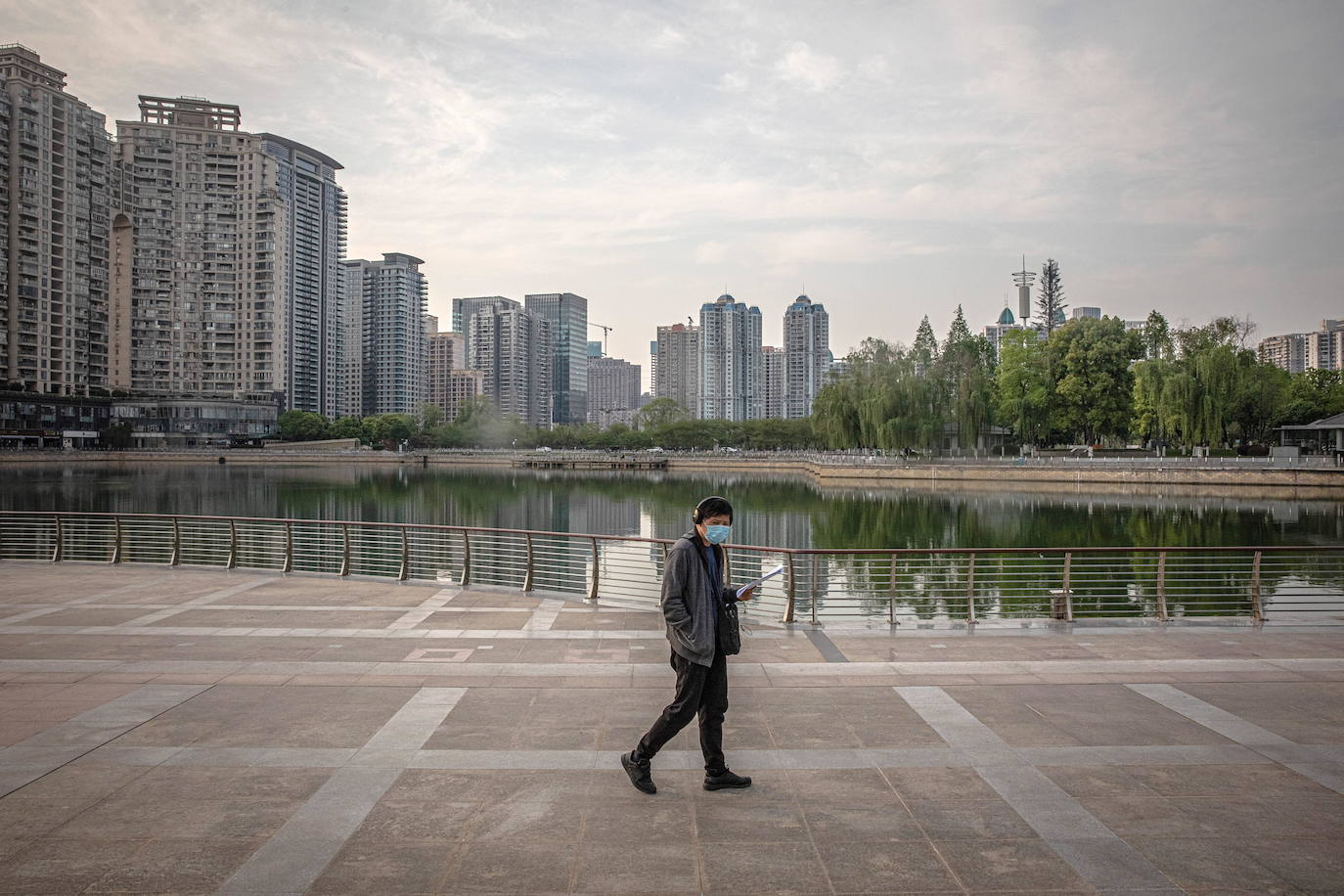 En Wuhan, ciudad china donde comenzó la pandemia, se han levantado las restricciones que mantuvieron cerrada la urbe durante 76 días y poco a poco se va recuperando la normalidad