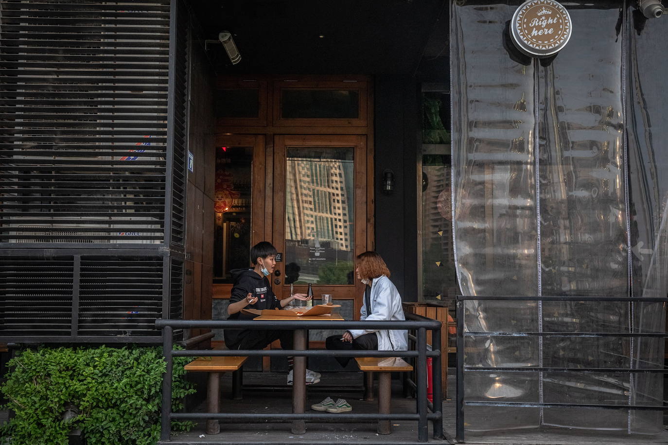 En Wuhan, ciudad china donde comenzó la pandemia, se han levantado las restricciones que mantuvieron cerrada la urbe durante 76 días y poco a poco se va recuperando la normalidad