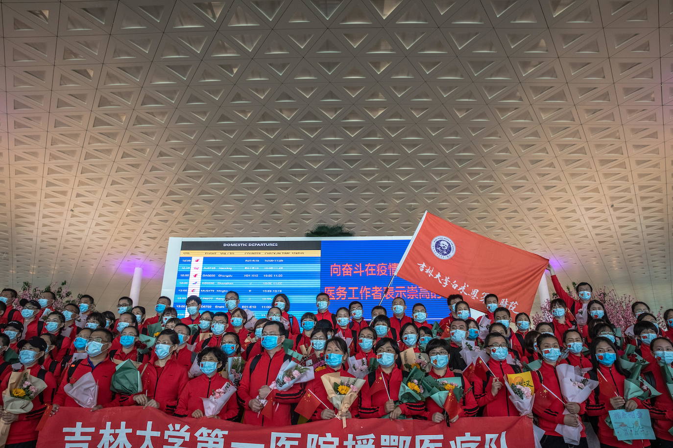 En Wuhan, ciudad china donde comenzó la pandemia, se han levantado las restricciones que mantuvieron cerrada la urbe durante 76 días y poco a poco se va recuperando la normalidad