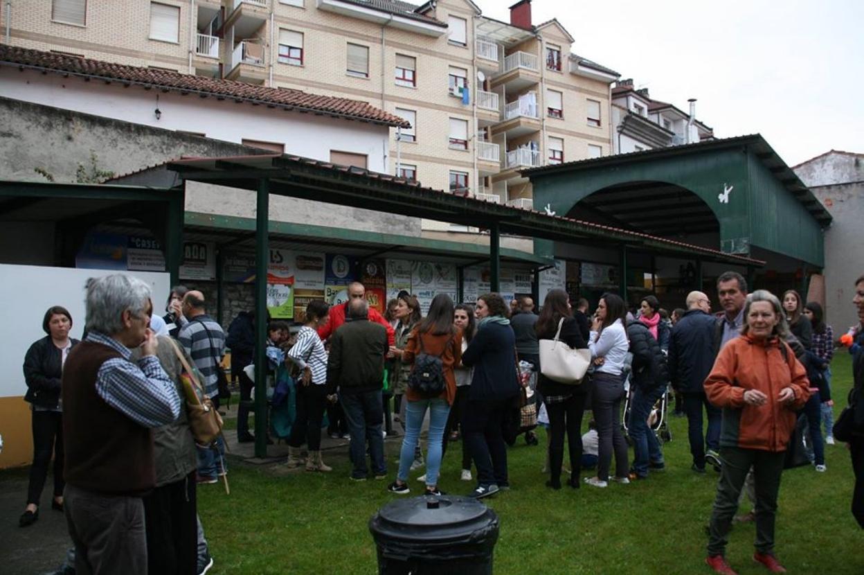 Un momento de la celebración del día del socio en el patio del Ateneo antes de que comenzara la reforma. 