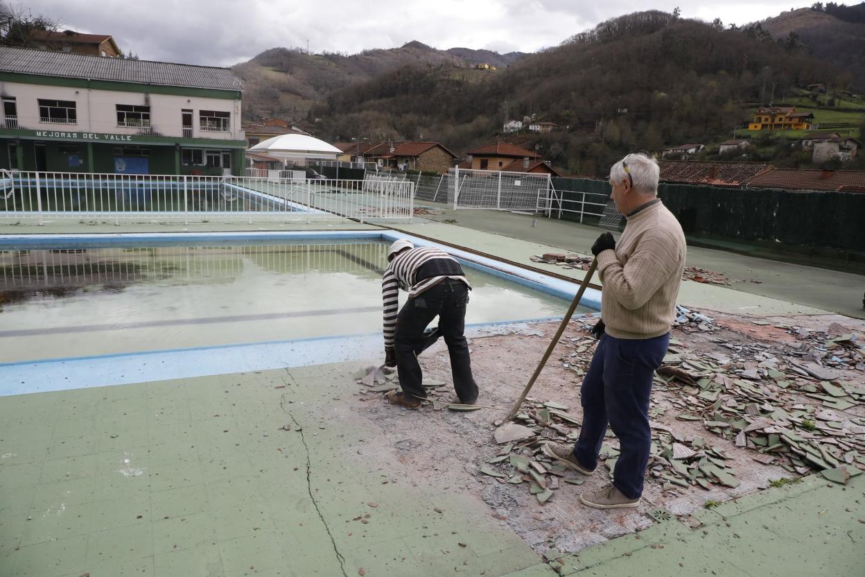 Primeros trabajos en las piscinas de Turón. 