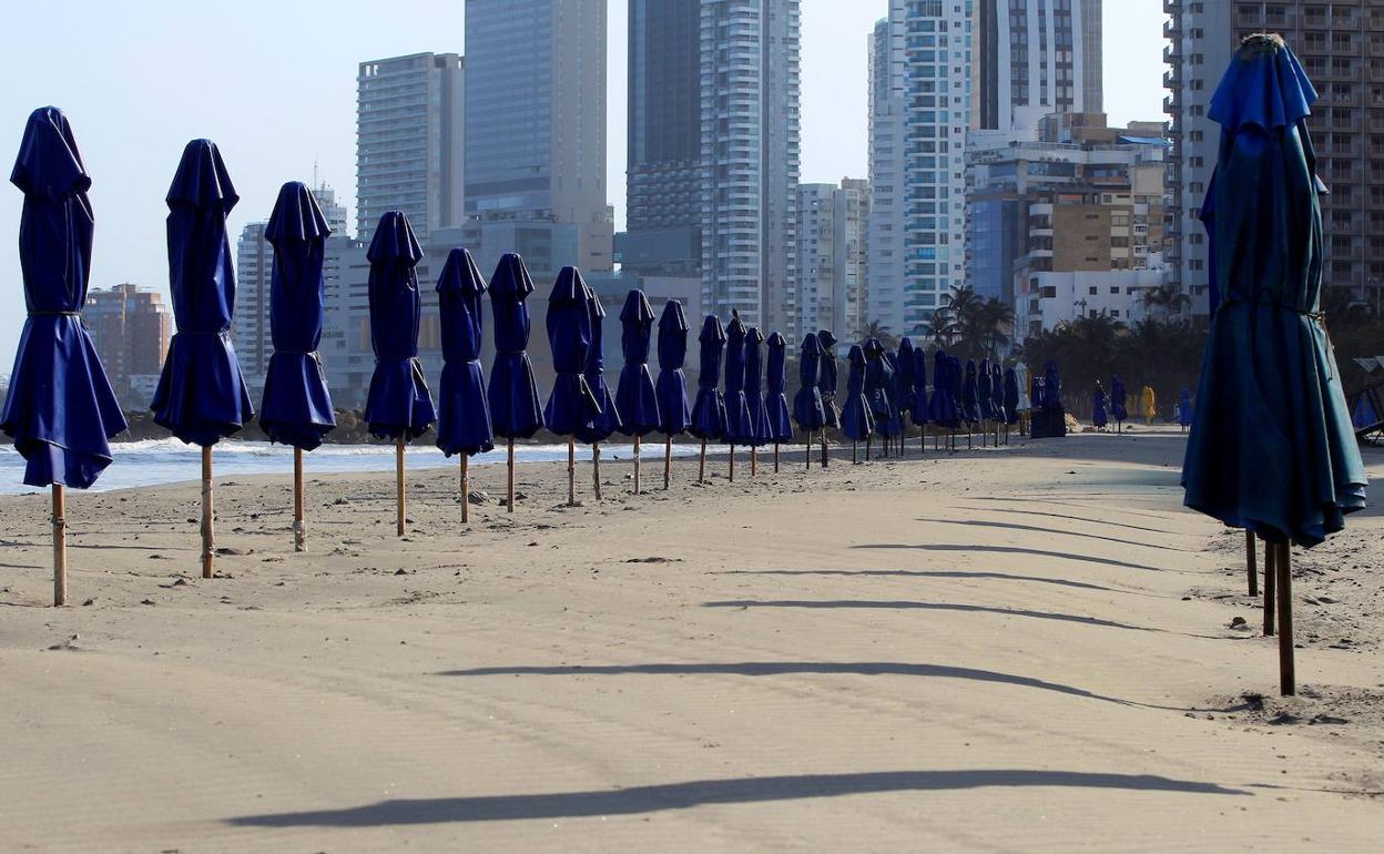 Playa vacía sin actividad por el coronavirus. 