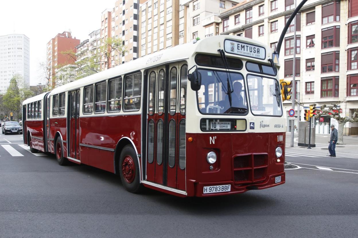 El vehículo restaurado hace dos años por EMTUSA, a su paso ayer por la calle de Palacio Valdés, junto a la Acerona. 