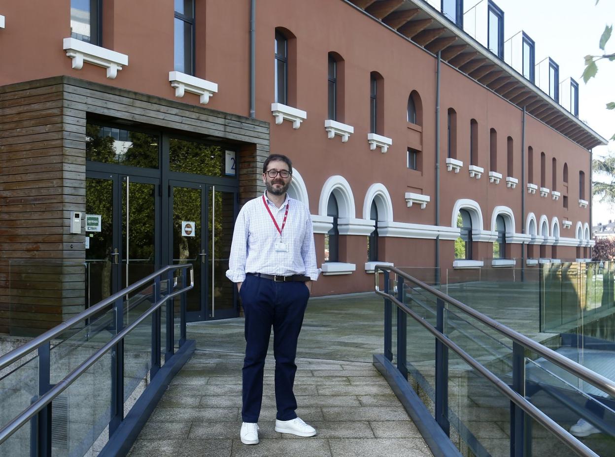 El médico y científico Guillermo Muñiz Albaiceta, a las puertas del Instituto de Investigación Sanitaria, donde dirige un grupo que estudia el daño pulmonar. 