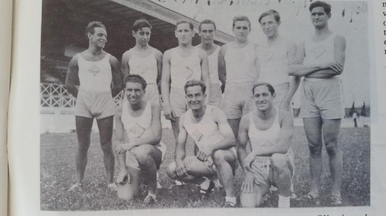 Equipo de atletismo de la Atlética Avilesina en los campeonatos regionales de 1936 en El Molinón. De izquierda a derecha, los cuatro primeros son Ramón Granda, Henarejos, Lelé, Florín, y el último Anselmo de la Campa. Abajo, Gobaín García, Luis Núñez y Carlos Suárez. 