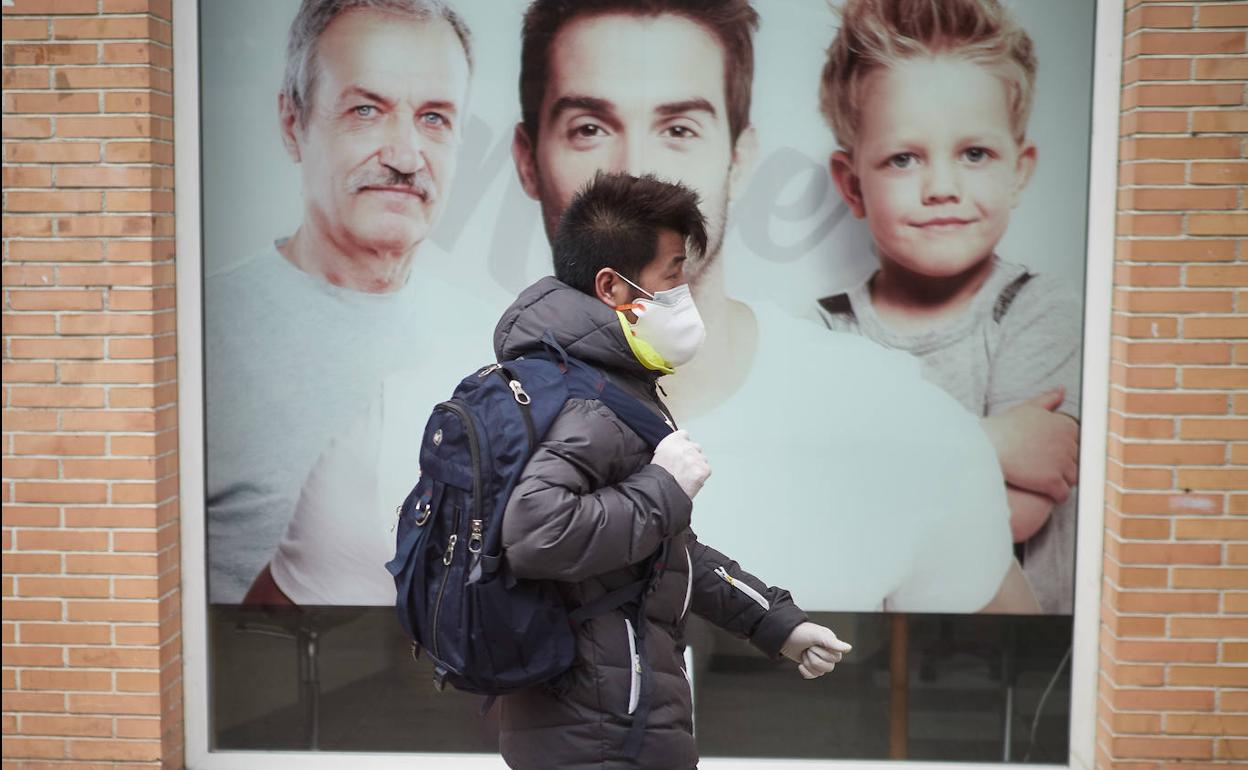 Un hombre con mascarilla por las calles de Pamplona.
