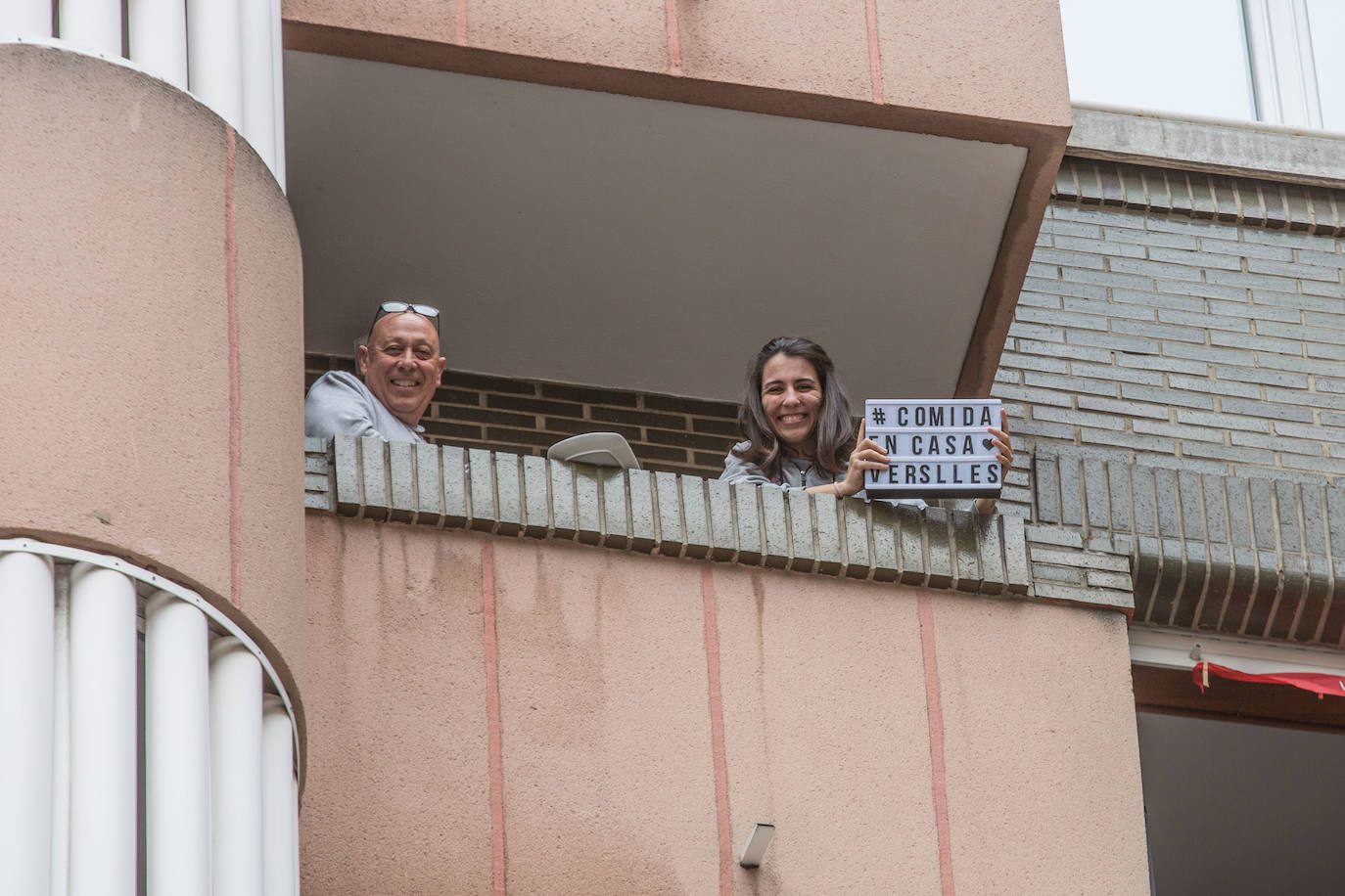 Avilés es fiel a sus tradiciones y el coronavirus no va a cambiar esta realidad. Los avilesinos han decidido celebrar, como cada año, la Comida en la Calle. Eso sí, en esta edición lo harán acompañados por sus vecinos y desde los balcones de sus casas. 