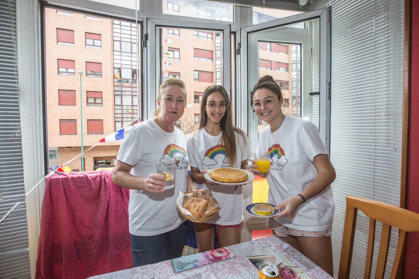 Avilés es fiel a sus tradiciones y el coronavirus no va a cambiar esta realidad. Los avilesinos han decidido celebrar, como cada año, la Comida en la Calle. Eso sí, en esta edición lo harán acompañados por sus vecinos y desde los balcones de sus casas. 