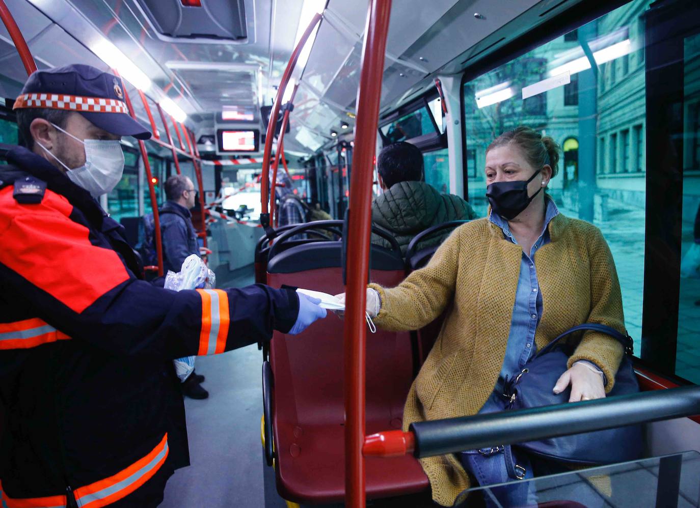 Los voluntarios de Protección Civil se encontraron con pocos trabajadores a los que entregar la protección para usar el transporte público