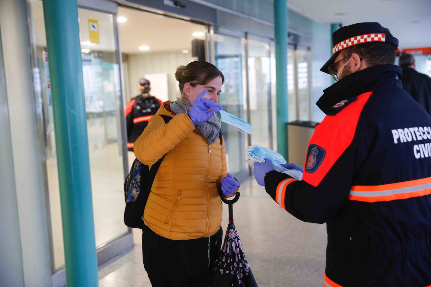 Los voluntarios de Protección Civil se encontraron con pocos trabajadores a los que entregar la protección para usar el transporte público