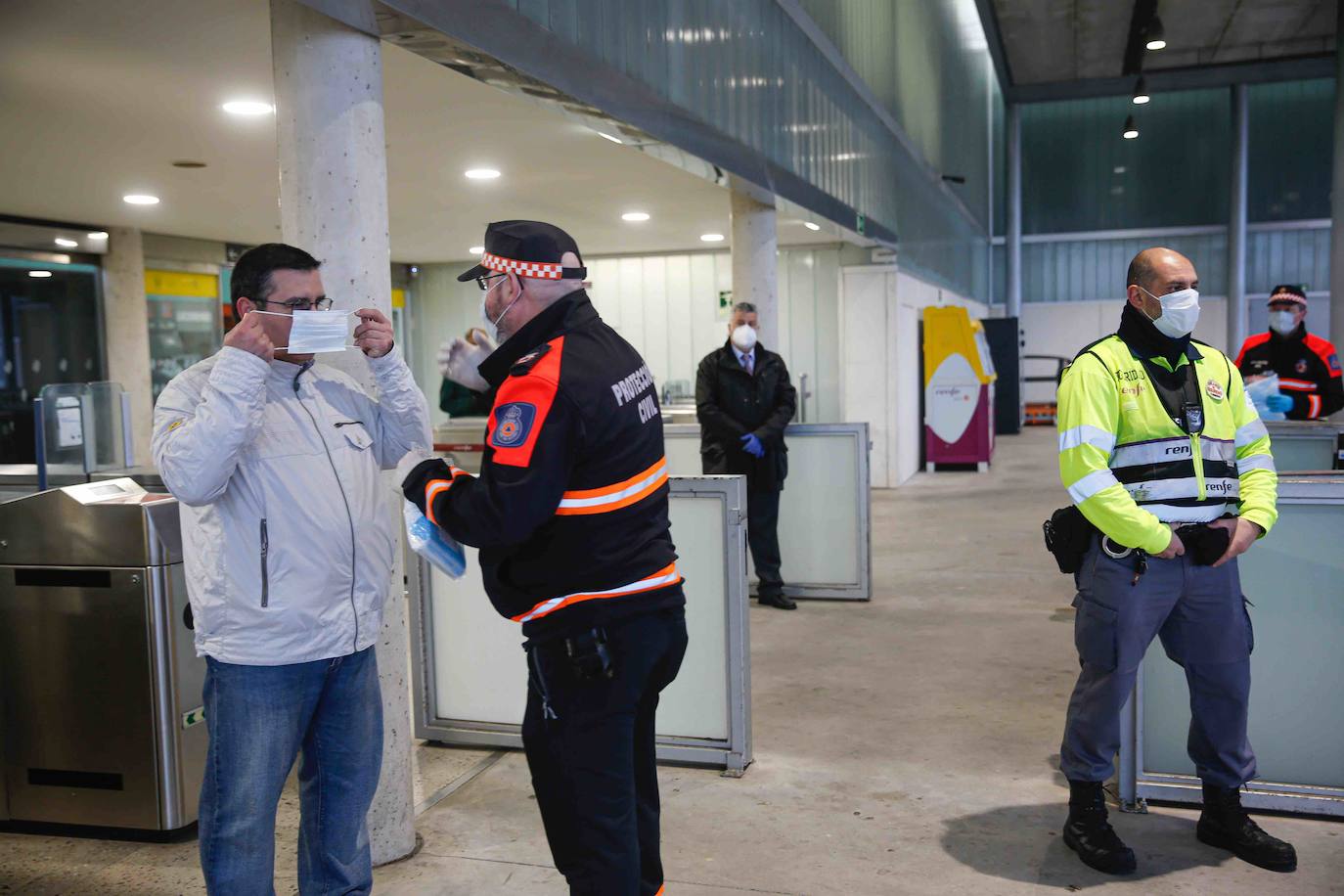 Los voluntarios de Protección Civil se encontraron con pocos trabajadores a los que entregar la protección para usar el transporte público