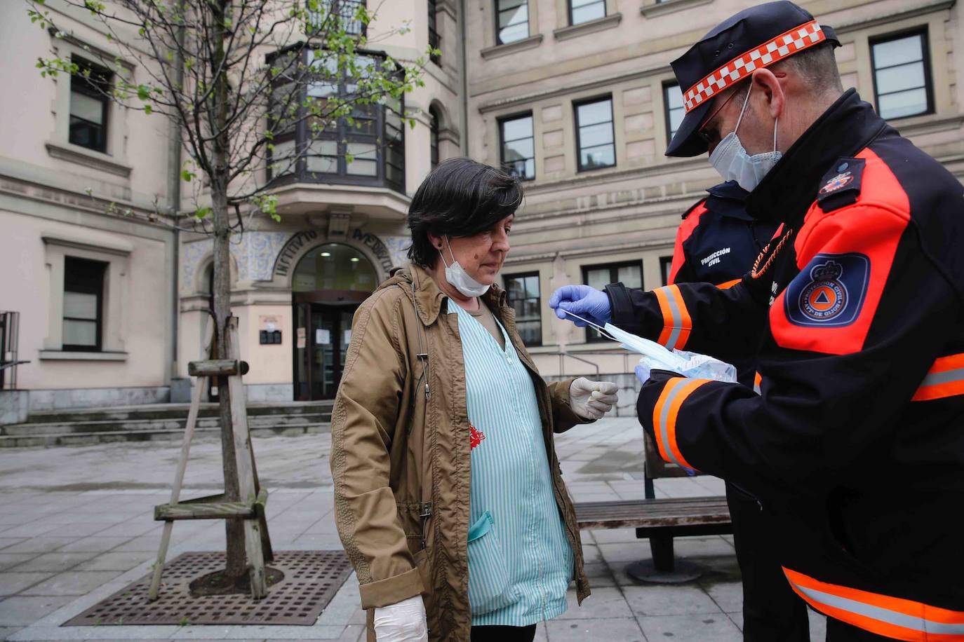 Los voluntarios de Protección Civil se encontraron con pocos trabajadores a los que entregar la protección para usar el transporte público