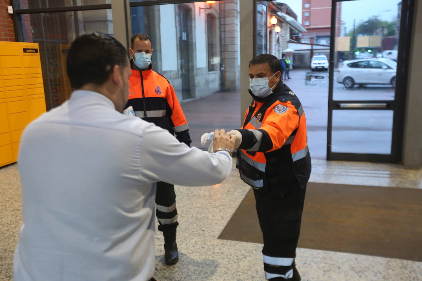 Los voluntarios de Protección Civil se encontraron con pocos trabajadores a los que entregar la protección para usar el transporte público