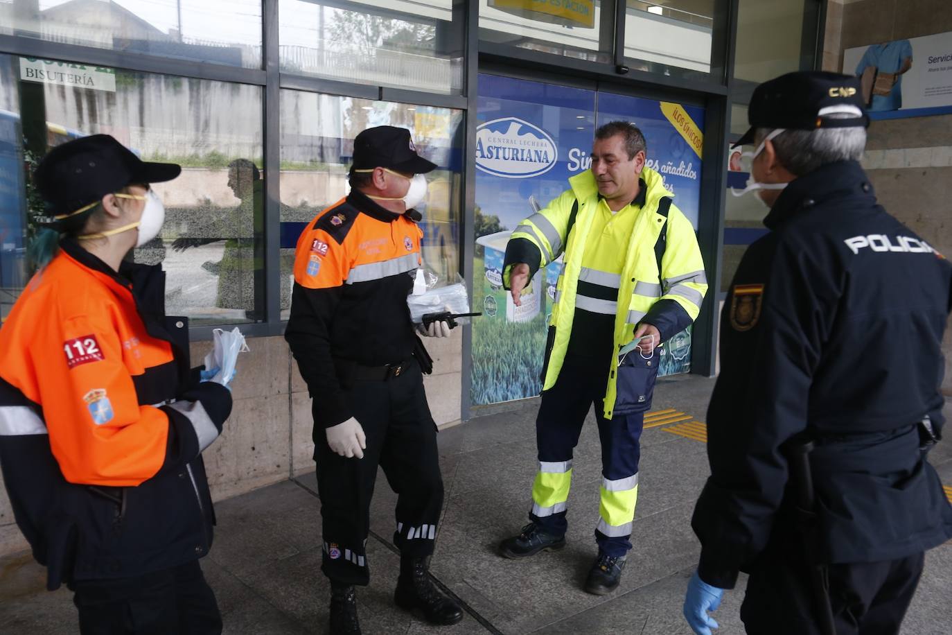 Los voluntarios de Protección Civil se encontraron con pocos trabajadores a los que entregar la protección para usar el transporte público