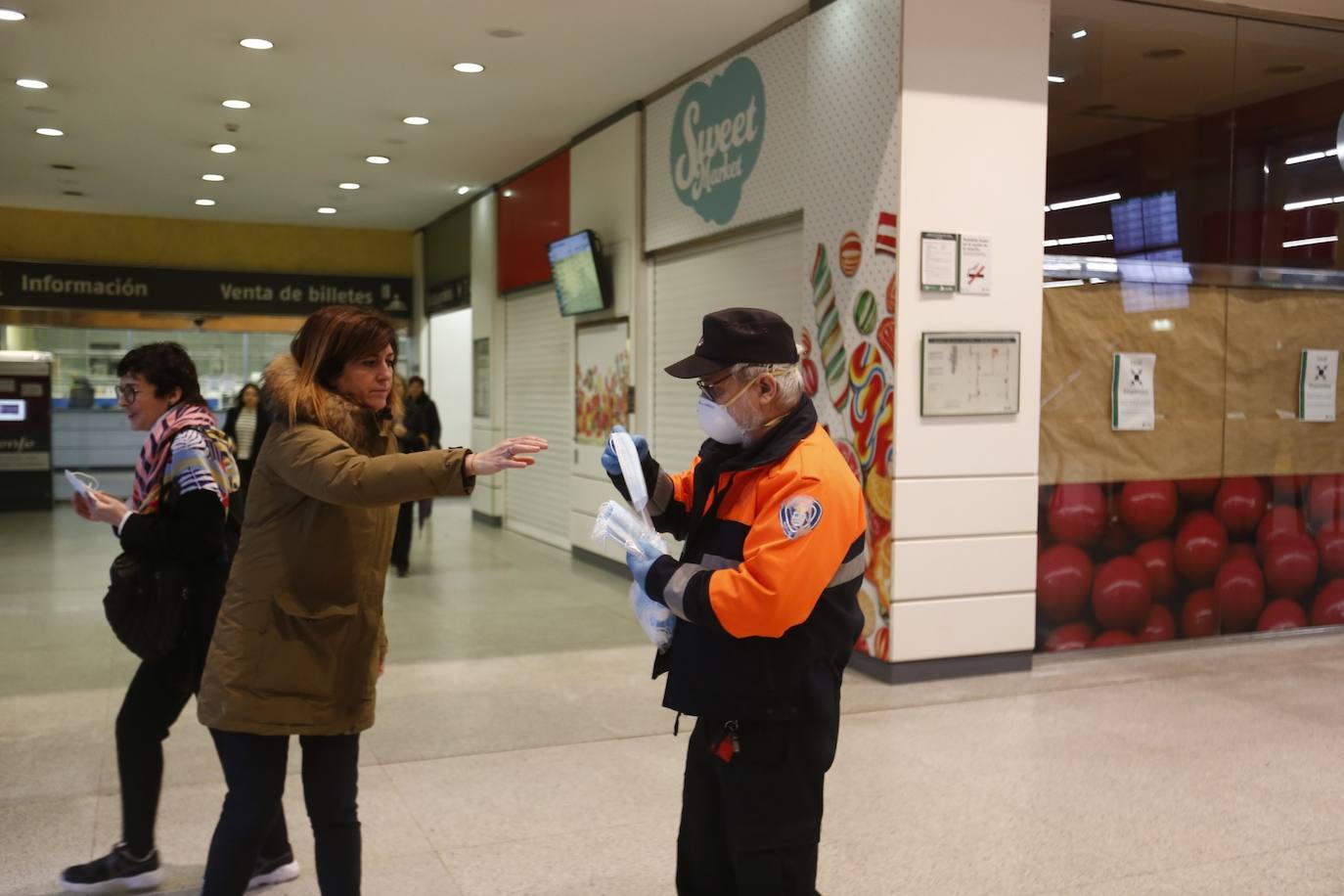 Los voluntarios de Protección Civil se encontraron con pocos trabajadores a los que entregar la protección para usar el transporte público