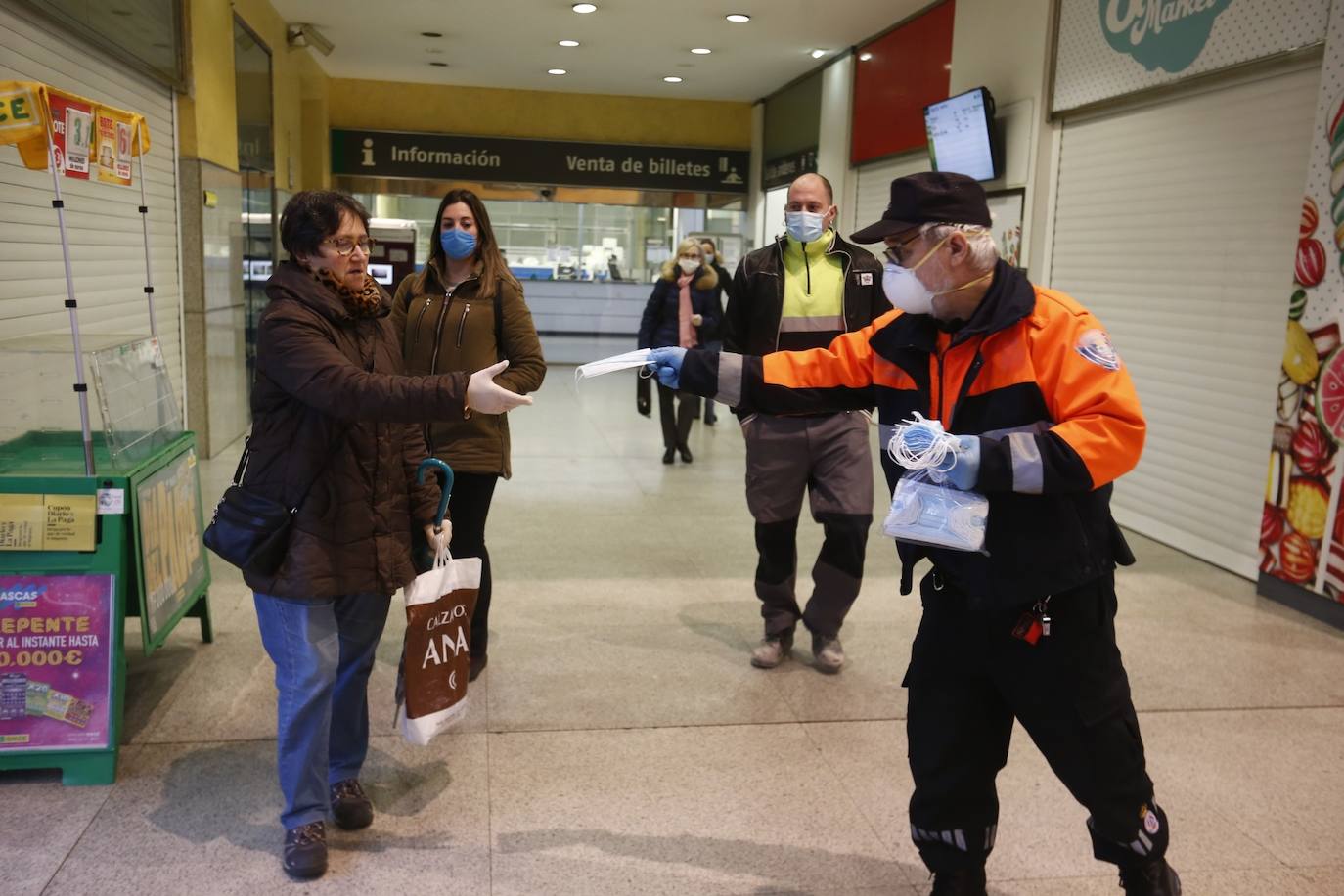 Los voluntarios de Protección Civil se encontraron con pocos trabajadores a los que entregar la protección para usar el transporte público