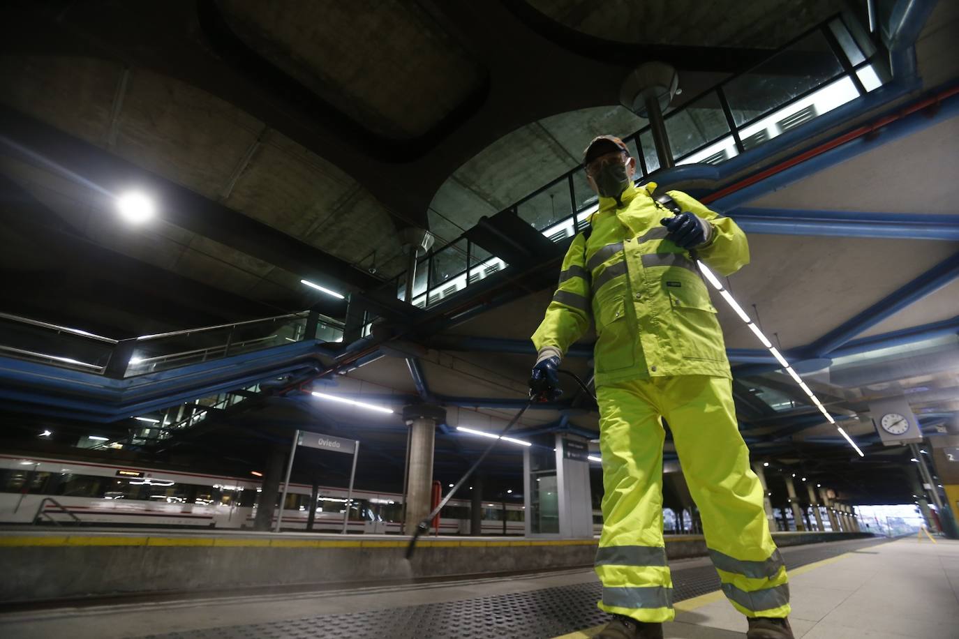 Los voluntarios de Protección Civil se encontraron con pocos trabajadores a los que entregar la protección para usar el transporte público