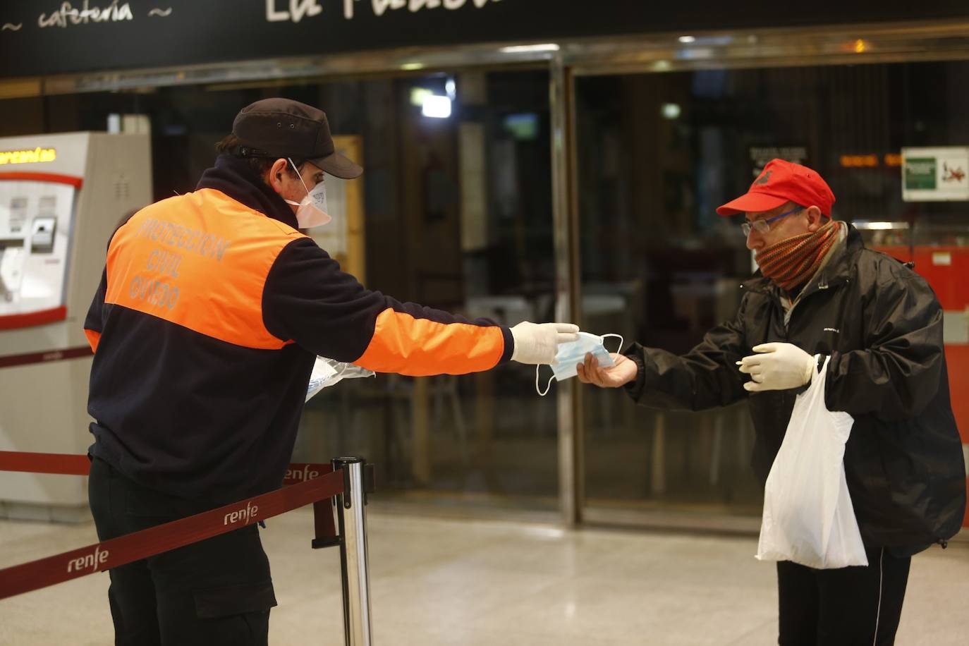 Los voluntarios de Protección Civil se encontraron con pocos trabajadores a los que entregar la protección para usar el transporte público