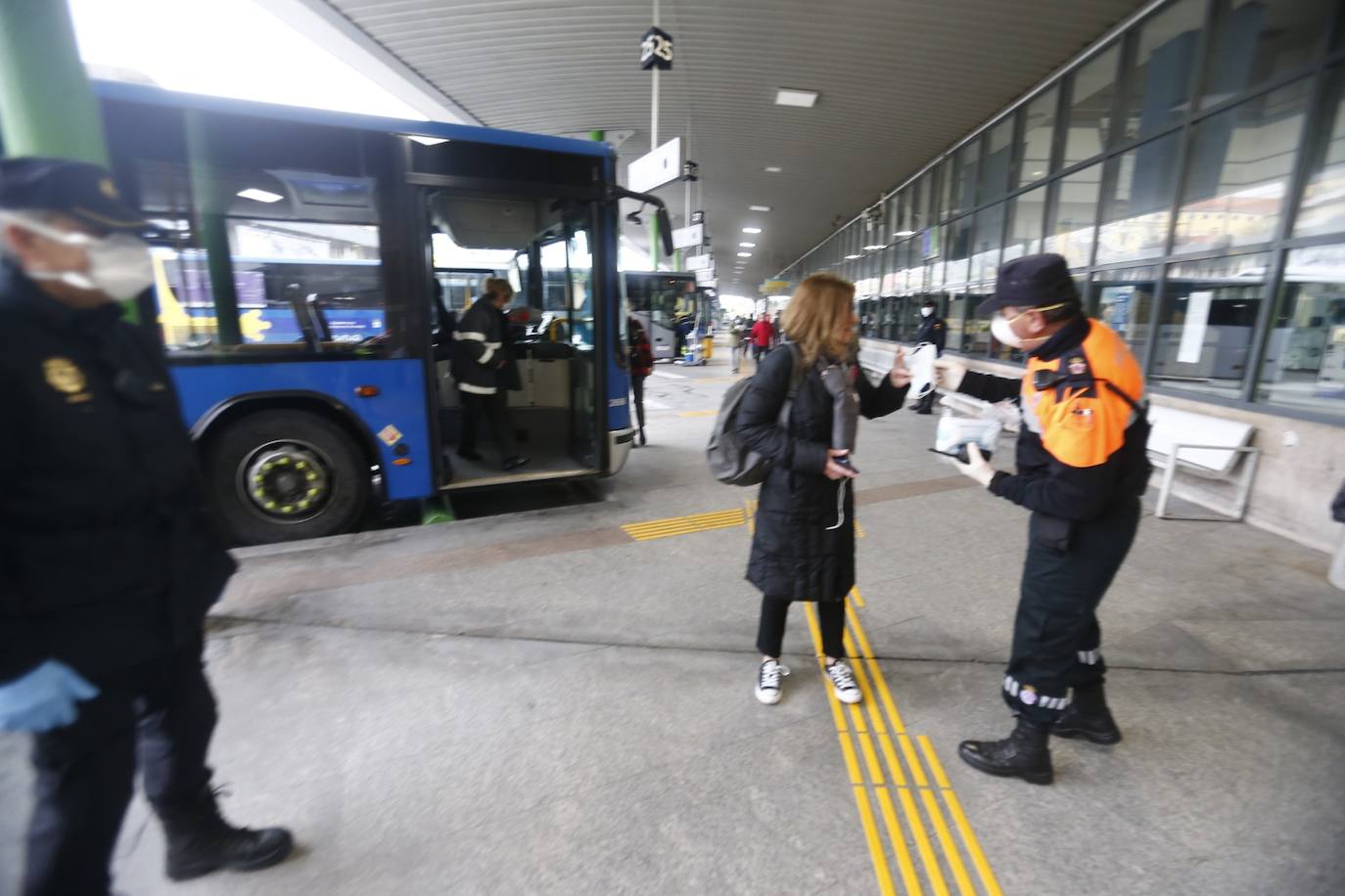 Los voluntarios de Protección Civil se encontraron con pocos trabajadores a los que entregar la protección para usar el transporte público