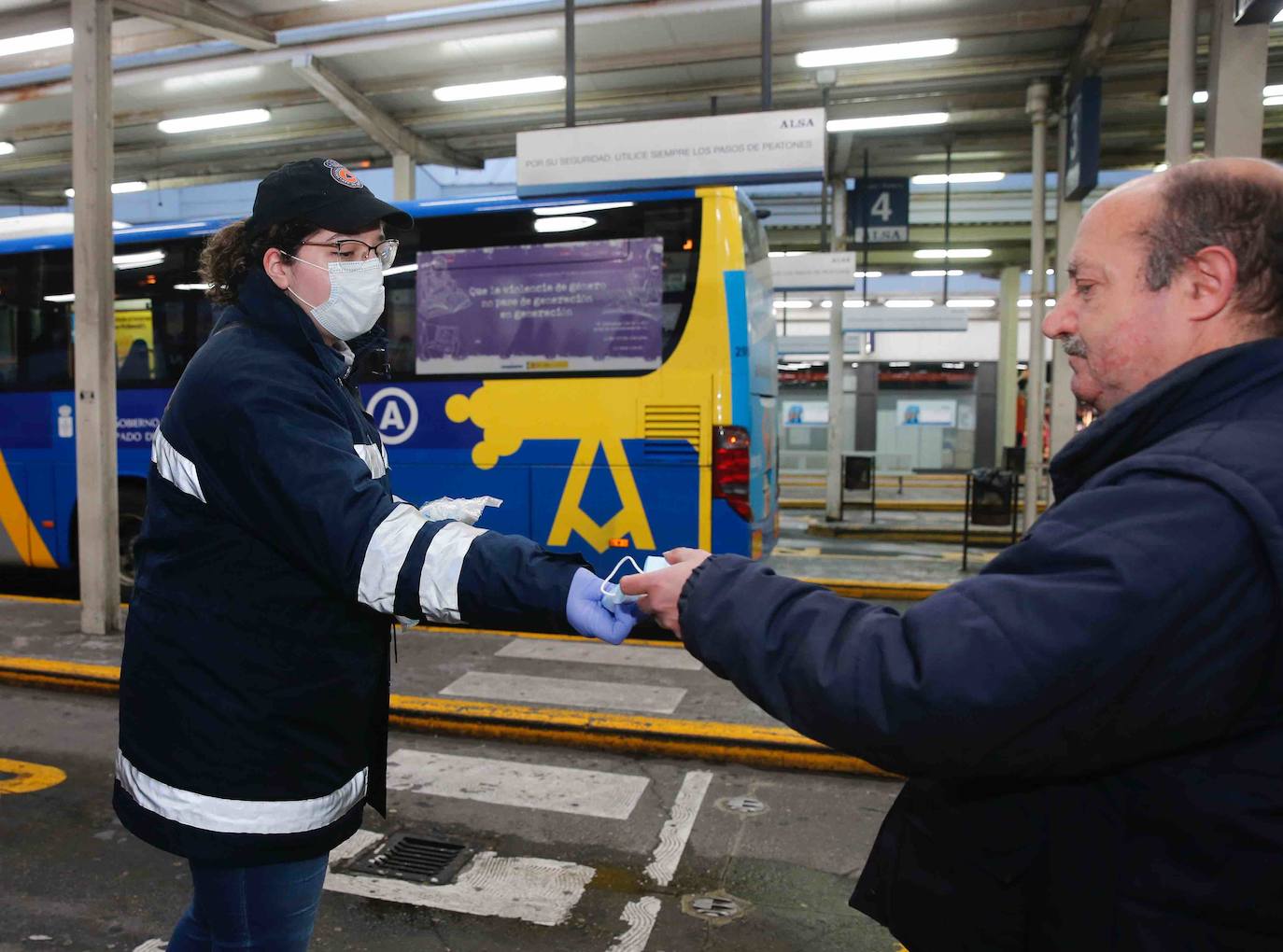 Los voluntarios de Protección Civil se encontraron con pocos trabajadores a los que entregar la protección para usar el transporte público