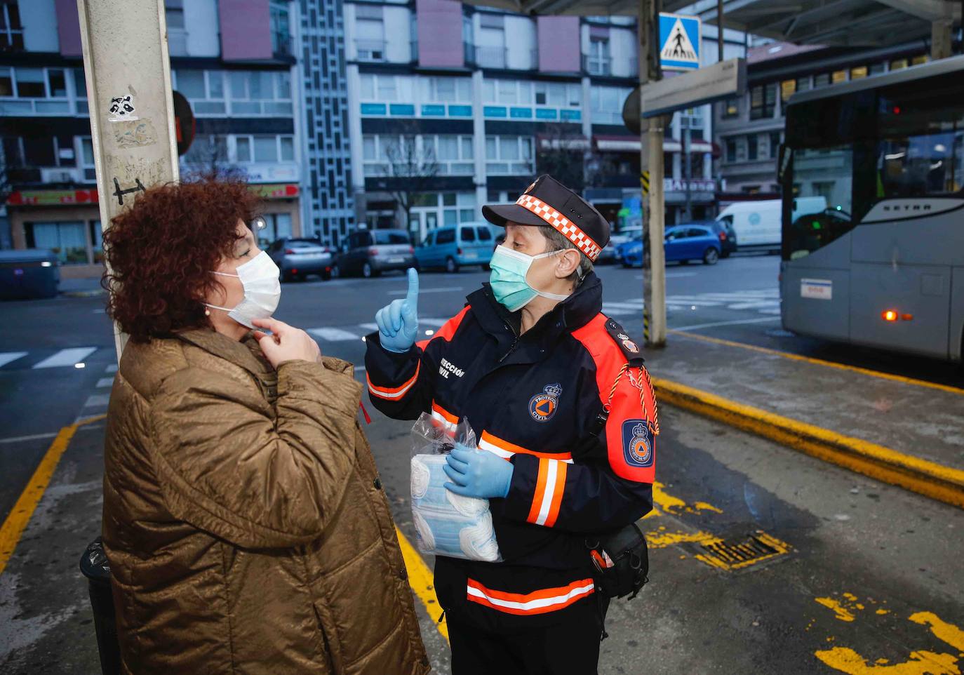 Los voluntarios de Protección Civil se encontraron con pocos trabajadores a los que entregar la protección para usar el transporte público