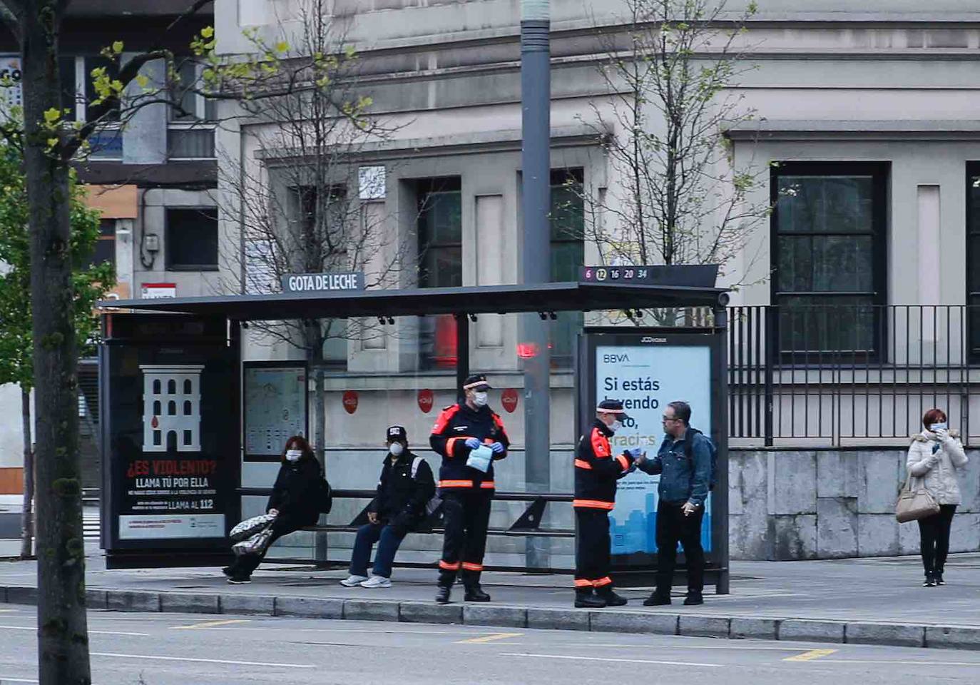 Los voluntarios de Protección Civil se encontraron con pocos trabajadores a los que entregar la protección para usar el transporte público