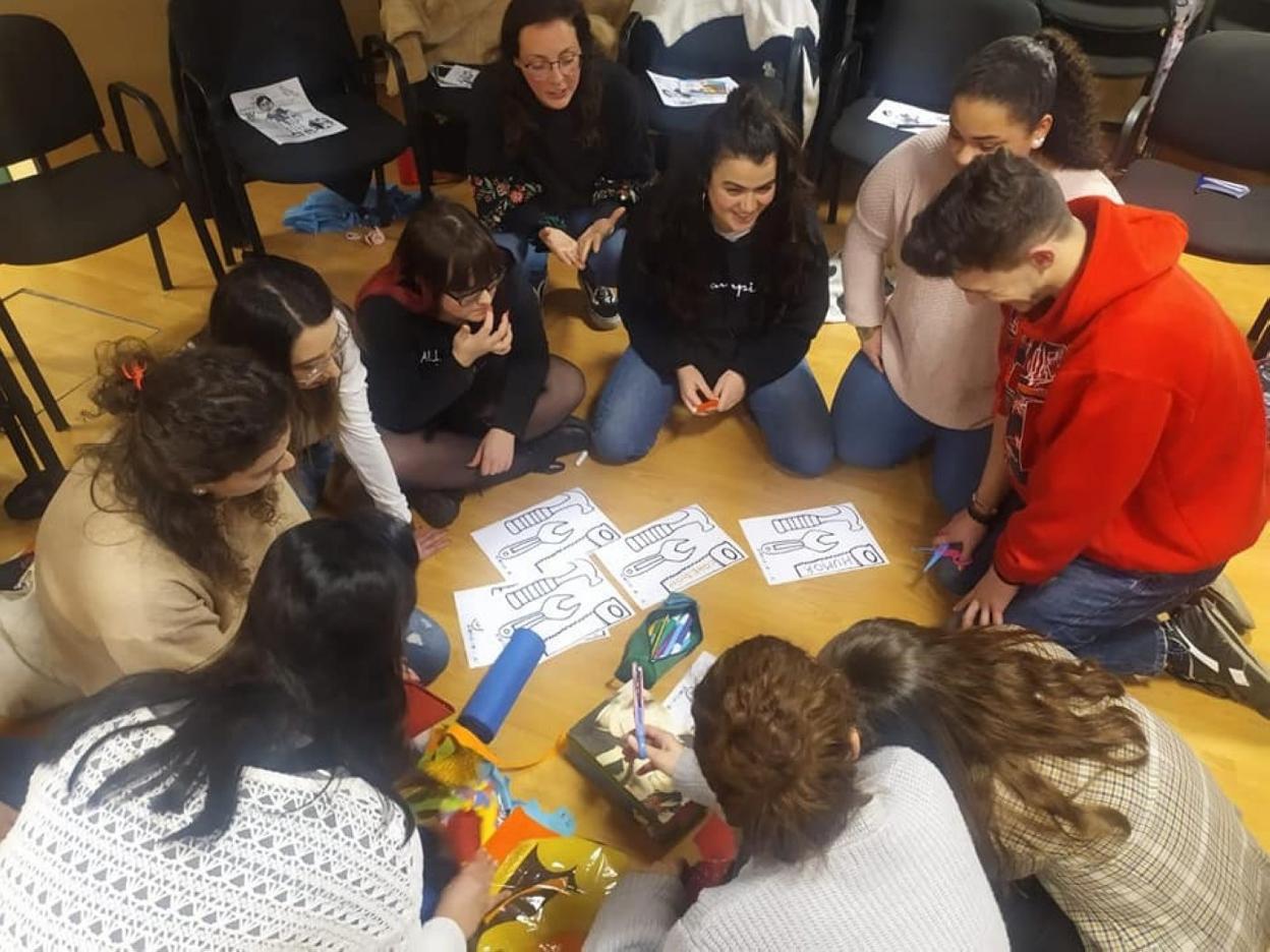 Un grupo de chicos y chicas participa en uno de los talleres del Conseyu. 