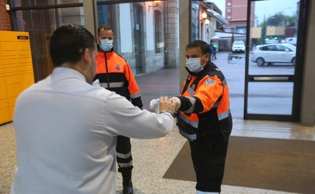 Reparto de mascarillas en Avilés.