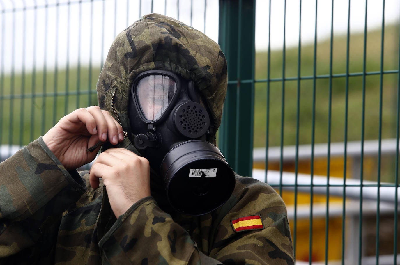 Efectivos del Regimiento de Infantería 'Príncipe' 3 del cuartel de Cabo Noval visitaron este lunes la Residencia Ovida de Oviedo para limpiar y desinfectar las instalaciones en el marco de las medidas de contención del COVID-19.