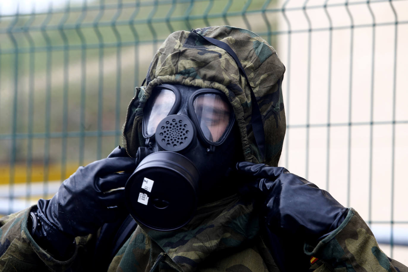 Efectivos del Regimiento de Infantería 'Príncipe' 3 del cuartel de Cabo Noval visitaron este lunes la Residencia Ovida de Oviedo para limpiar y desinfectar las instalaciones en el marco de las medidas de contención del COVID-19.