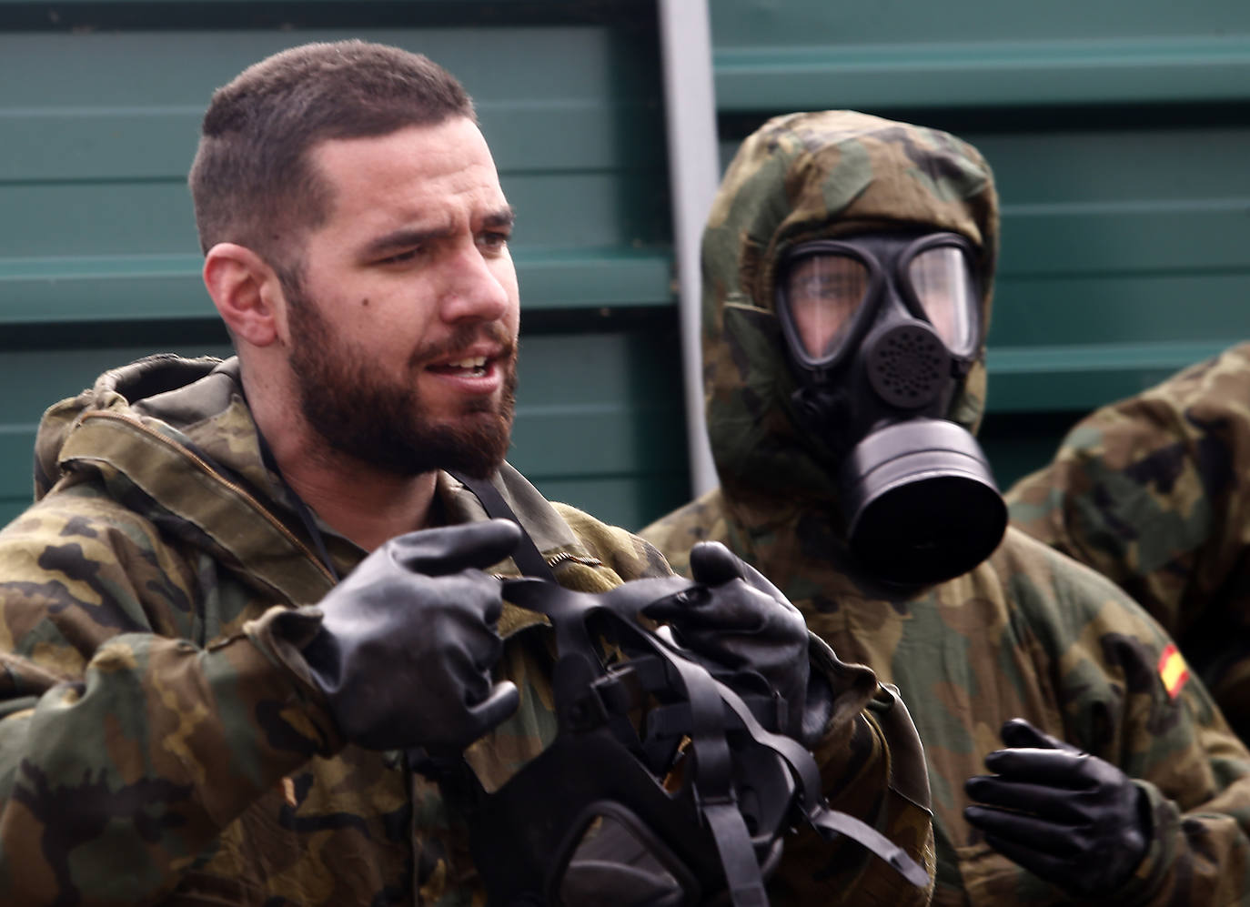 Efectivos del Regimiento de Infantería 'Príncipe' 3 del cuartel de Cabo Noval visitaron este lunes la Residencia Ovida de Oviedo para limpiar y desinfectar las instalaciones en el marco de las medidas de contención del COVID-19.