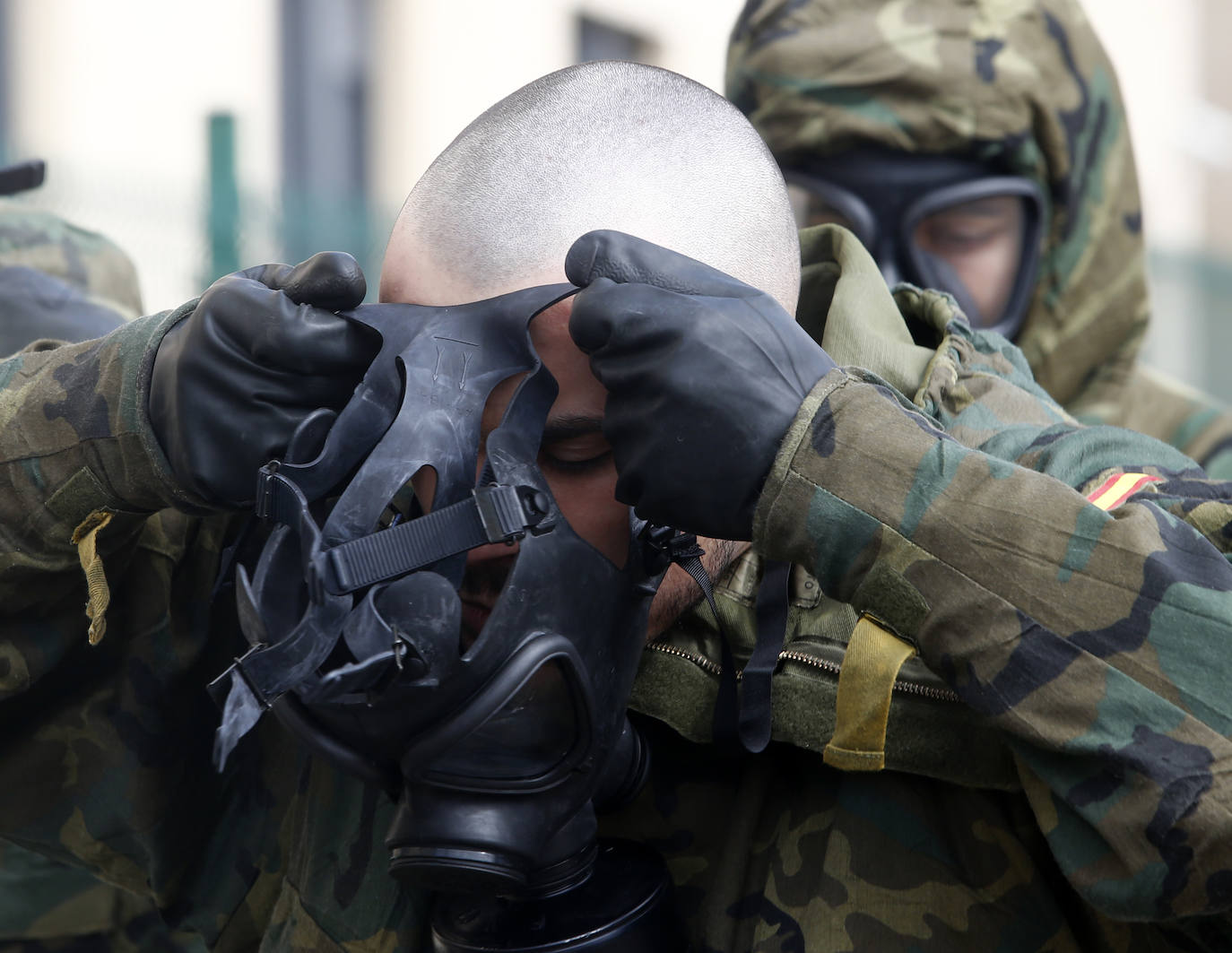 Efectivos del Regimiento de Infantería 'Príncipe' 3 del cuartel de Cabo Noval visitaron este lunes la Residencia Ovida de Oviedo para limpiar y desinfectar las instalaciones en el marco de las medidas de contención del COVID-19.
