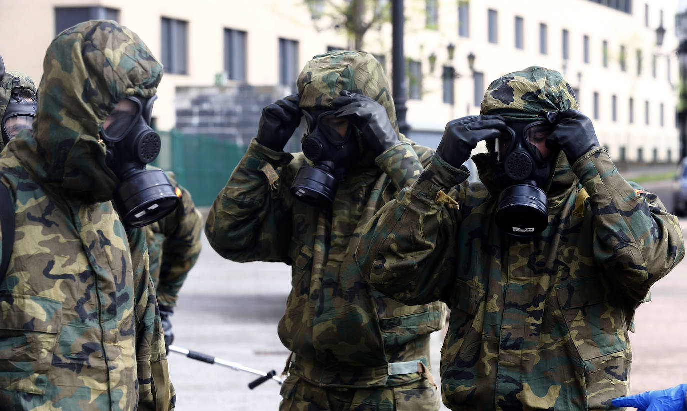 Efectivos del Regimiento de Infantería 'Príncipe' 3 del cuartel de Cabo Noval visitaron este lunes la Residencia Ovida de Oviedo para limpiar y desinfectar las instalaciones en el marco de las medidas de contención del COVID-19.