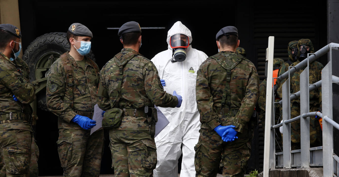 Efectivos del Regimiento de Infantería 'Príncipe' 3 del cuartel de Cabo Noval visitaron este lunes la Residencia Ovida de Oviedo para limpiar y desinfectar las instalaciones en el marco de las medidas de contención del COVID-19.