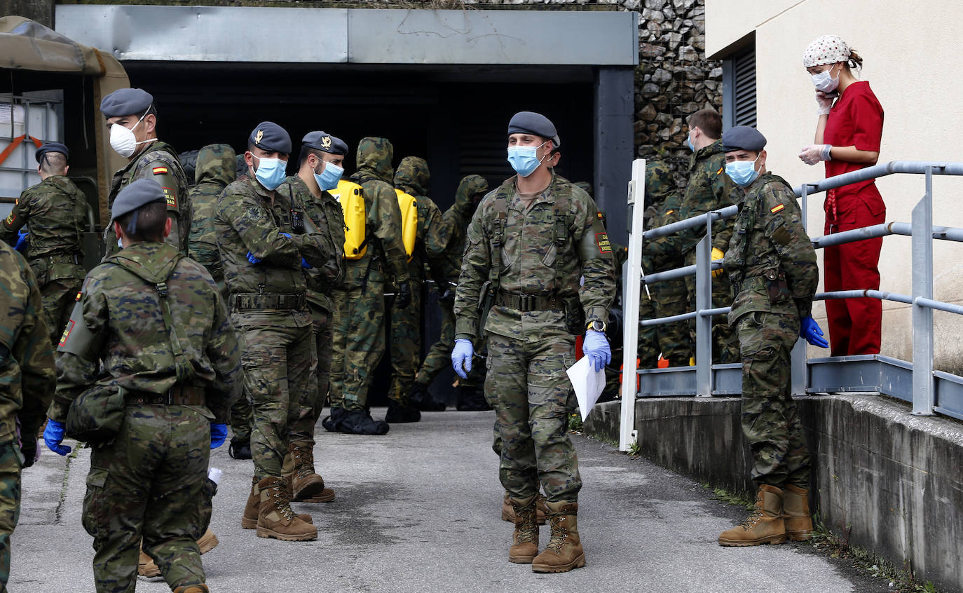 Efectivos del Regimiento de Infantería 'Príncipe' 3 del cuartel de Cabo Noval visitaron este lunes la Residencia Ovida de Oviedo para limpiar y desinfectar las instalaciones en el marco de las medidas de contención del COVID-19.
