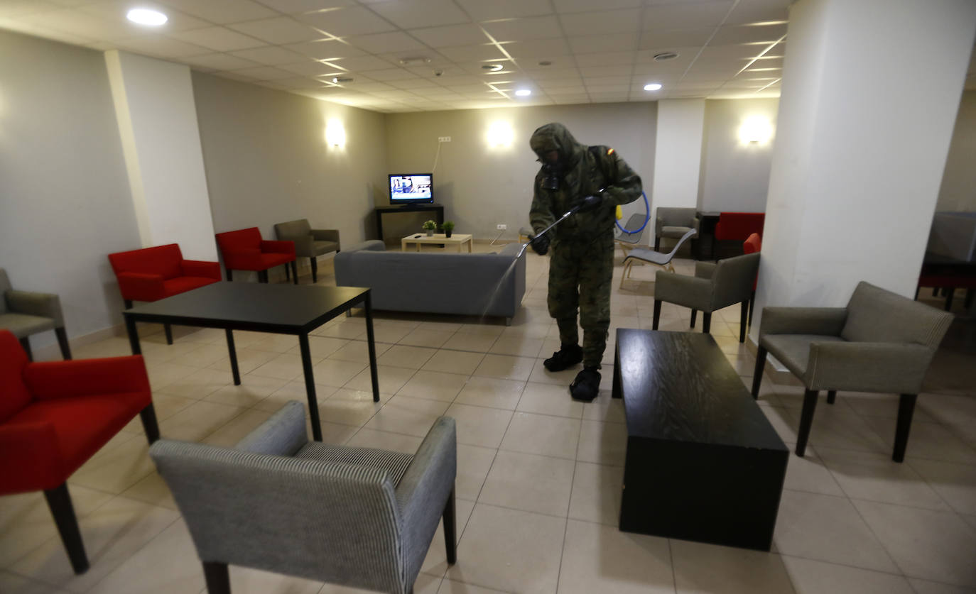 Efectivos del Regimiento de Infantería 'Príncipe' 3 del cuartel de Cabo Noval visitaron este lunes la Residencia Ovida de Oviedo para limpiar y desinfectar las instalaciones en el marco de las medidas de contención del COVID-19.