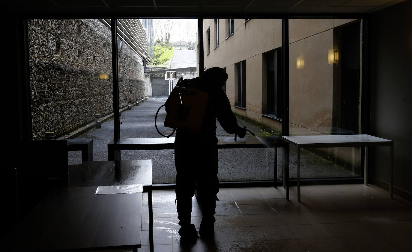 Efectivos del Regimiento de Infantería 'Príncipe' 3 del cuartel de Cabo Noval visitaron este lunes la Residencia Ovida de Oviedo para limpiar y desinfectar las instalaciones en el marco de las medidas de contención del COVID-19.