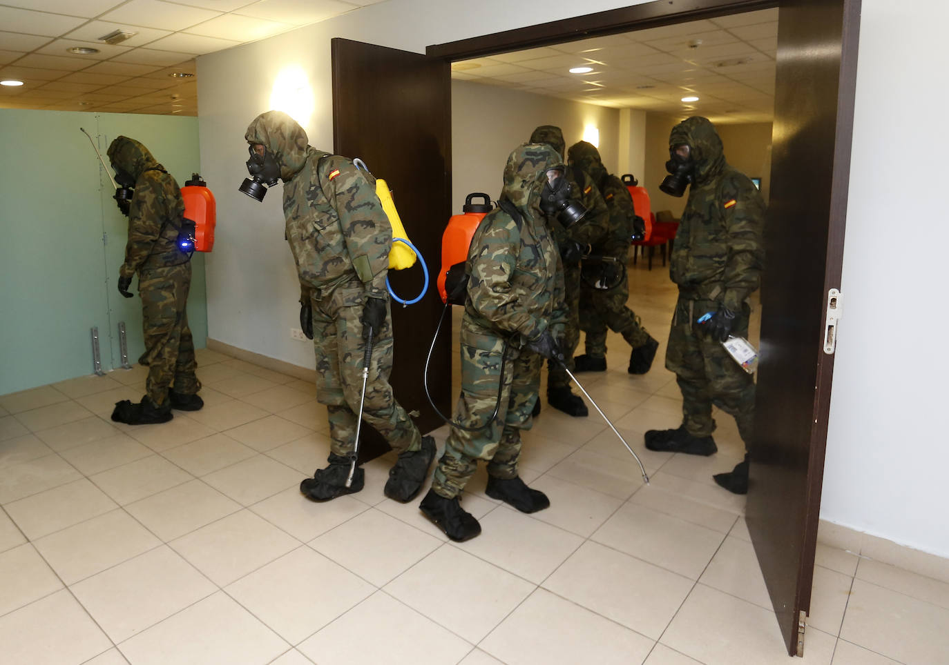 Efectivos del Regimiento de Infantería 'Príncipe' 3 del cuartel de Cabo Noval visitaron este lunes la Residencia Ovida de Oviedo para limpiar y desinfectar las instalaciones en el marco de las medidas de contención del COVID-19.