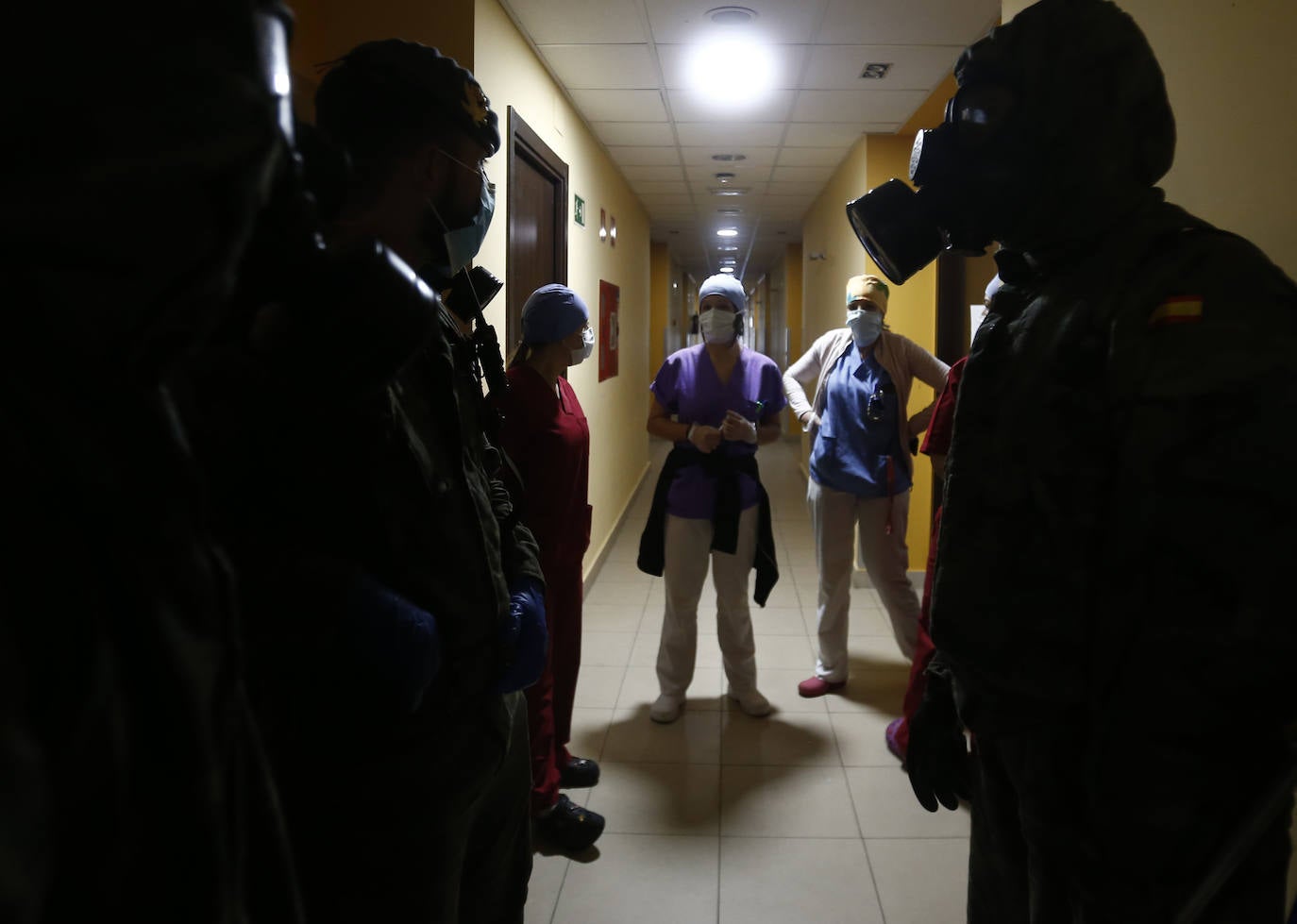 Efectivos del Regimiento de Infantería 'Príncipe' 3 del cuartel de Cabo Noval visitaron este lunes la Residencia Ovida de Oviedo para limpiar y desinfectar las instalaciones en el marco de las medidas de contención del COVID-19.