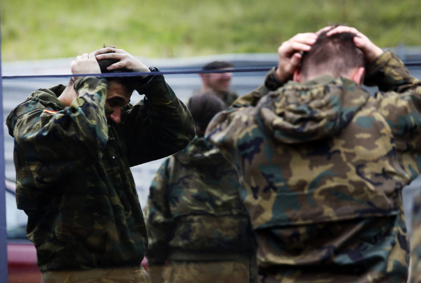 Efectivos del Regimiento de Infantería 'Príncipe' 3 del cuartel de Cabo Noval visitaron este lunes la Residencia Ovida de Oviedo para limpiar y desinfectar las instalaciones en el marco de las medidas de contención del COVID-19.