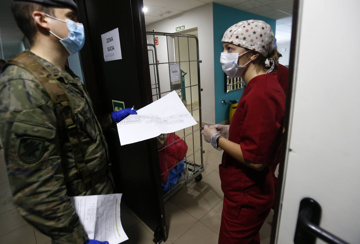 Efectivos del Regimiento de Infantería 'Príncipe' 3 del cuartel de Cabo Noval visitaron este lunes la Residencia Ovida de Oviedo para limpiar y desinfectar las instalaciones en el marco de las medidas de contención del COVID-19.