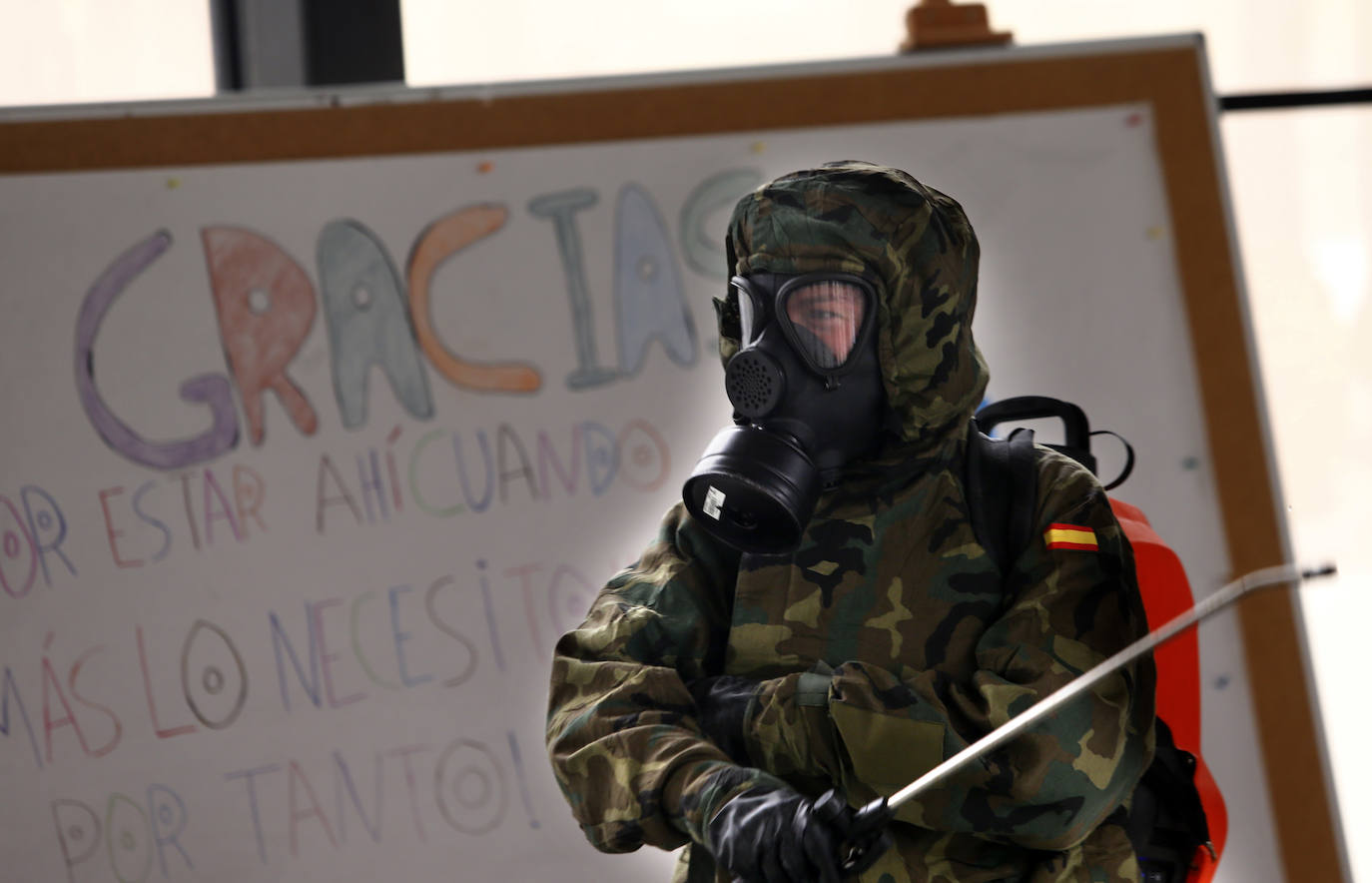 Efectivos del Regimiento de Infantería 'Príncipe' 3 del cuartel de Cabo Noval visitaron este lunes la Residencia Ovida de Oviedo para limpiar y desinfectar las instalaciones en el marco de las medidas de contención del COVID-19.