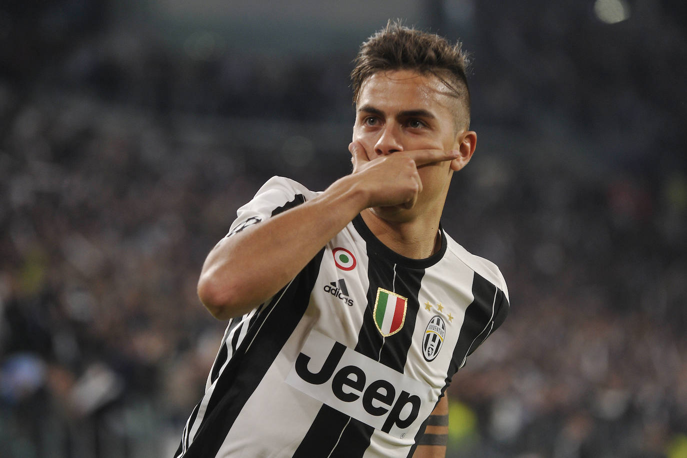 El futbolista argentino Paulo Dybala, delantero de la Juventus, dio positivo por coronavirus, aunque asegura que ya se encuentra "mucho mejor". 