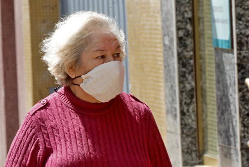 Fotos: Los tipos de mascarillas con los que los asturianos salen a la calle